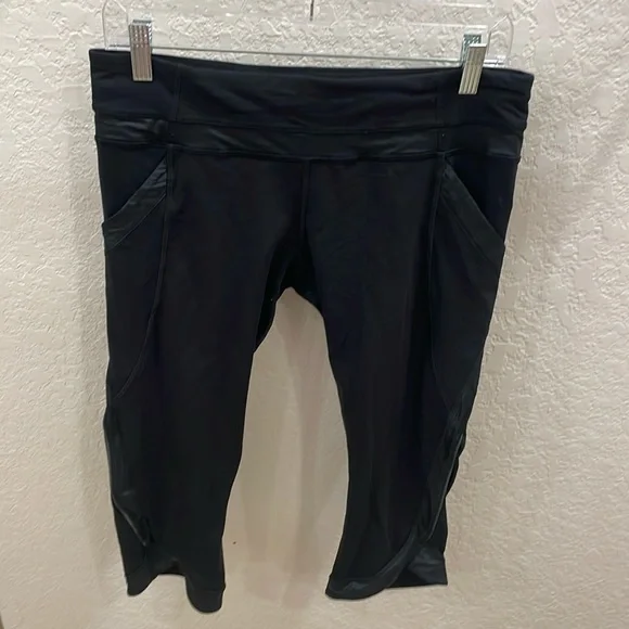 Women's Lululemon Chase Me Crop II Leggings, Black, Size 10 - Picture 3 of 13